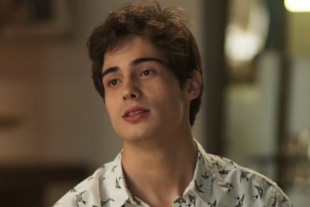 Danilo Mesquita é flagrado aos beijos com colega da Globo