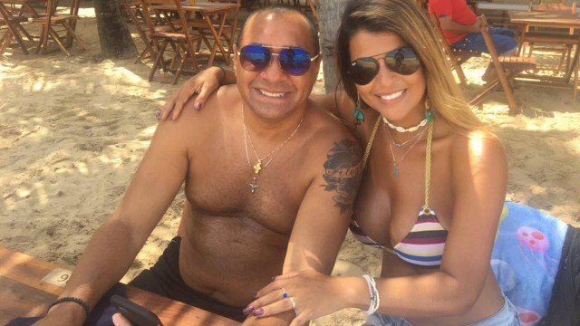 Esposa de Tiririca deixa seguidores babando com foto de biquíni na praia