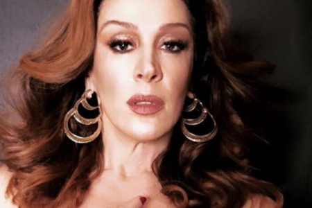 Claudia Raia posa de lingerie e, aos 51 anos, dispara: “Beleza é atitude”