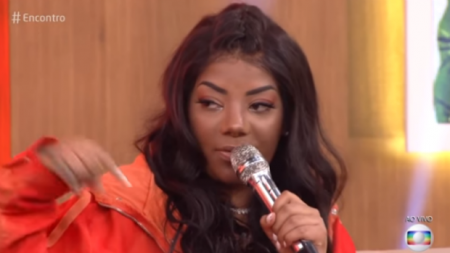 Ludmilla se atrapalha com homenagem à professora e web não perdoa
