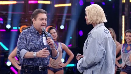 Fausto Silva comete gafe dupla com Pabllo Vittar e é corrigido