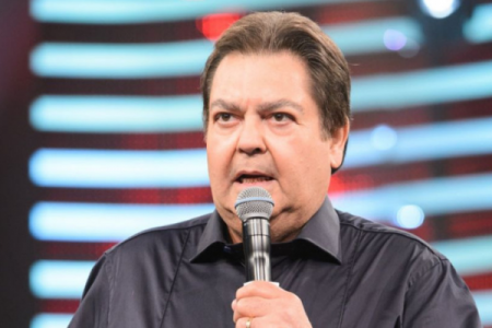 Em rara aparição, Faustão posa ao lado da esposa