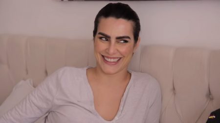 Cleo Pires provoca os fãs ao quase mostrar os seios