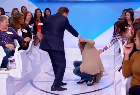 Mulher cai no palco e é socorrida por Silvio Santos; veja