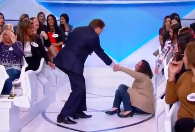 Silvio Santos socorre mulher que caiu no palco do seu programa