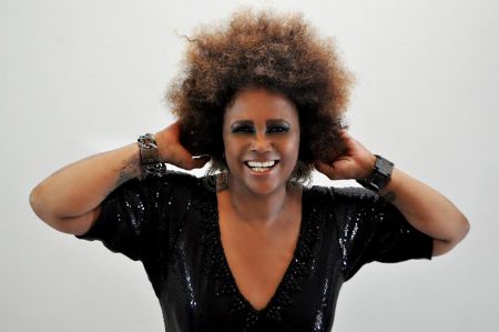 Sandra de Sá e esposa enfrentam ação de despejo