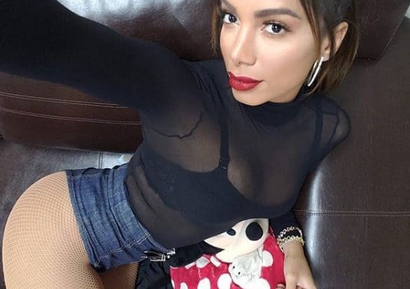 Anitta posa sexy e dá resposta sensacional para seguidora