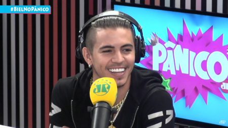 Biel volta ao Brasil, discute com integrante do “Pânico” e abandona entrevista