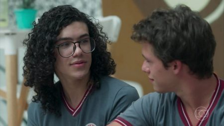 “Malhação”: Michael e Santiago têm D.R antes da aula