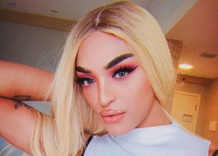 Em maca de hospital, Pabllo Vittar surge descaracterizada e dá susto em fãs