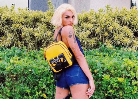 De calcinha, Pabllo Vittar empina o bumbum e recebe elogios de fãs na web