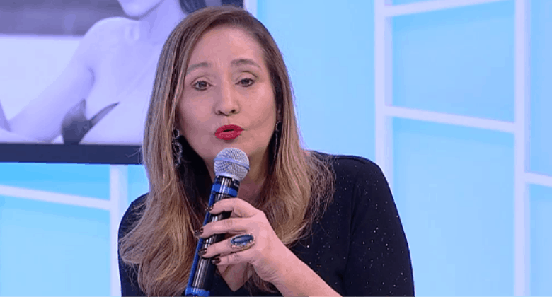 Sonia Abrão relembra luta contra o câncer de mama e se emociona