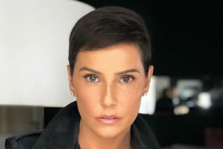Deborah Secco exibe corpão durante férias e recebe elogios
