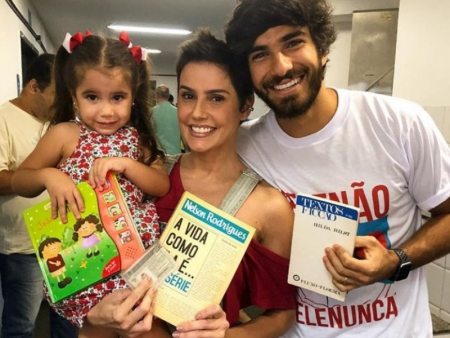 Famosos votam com livros nas mãos em protesto contra Bolsonaro