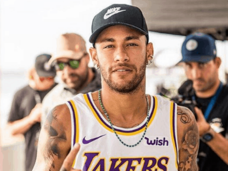 Neymar tatua super-heróis nas costas