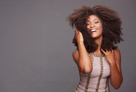 Erika Januza denuncia racismo após vitória de Jair Bolsonaro