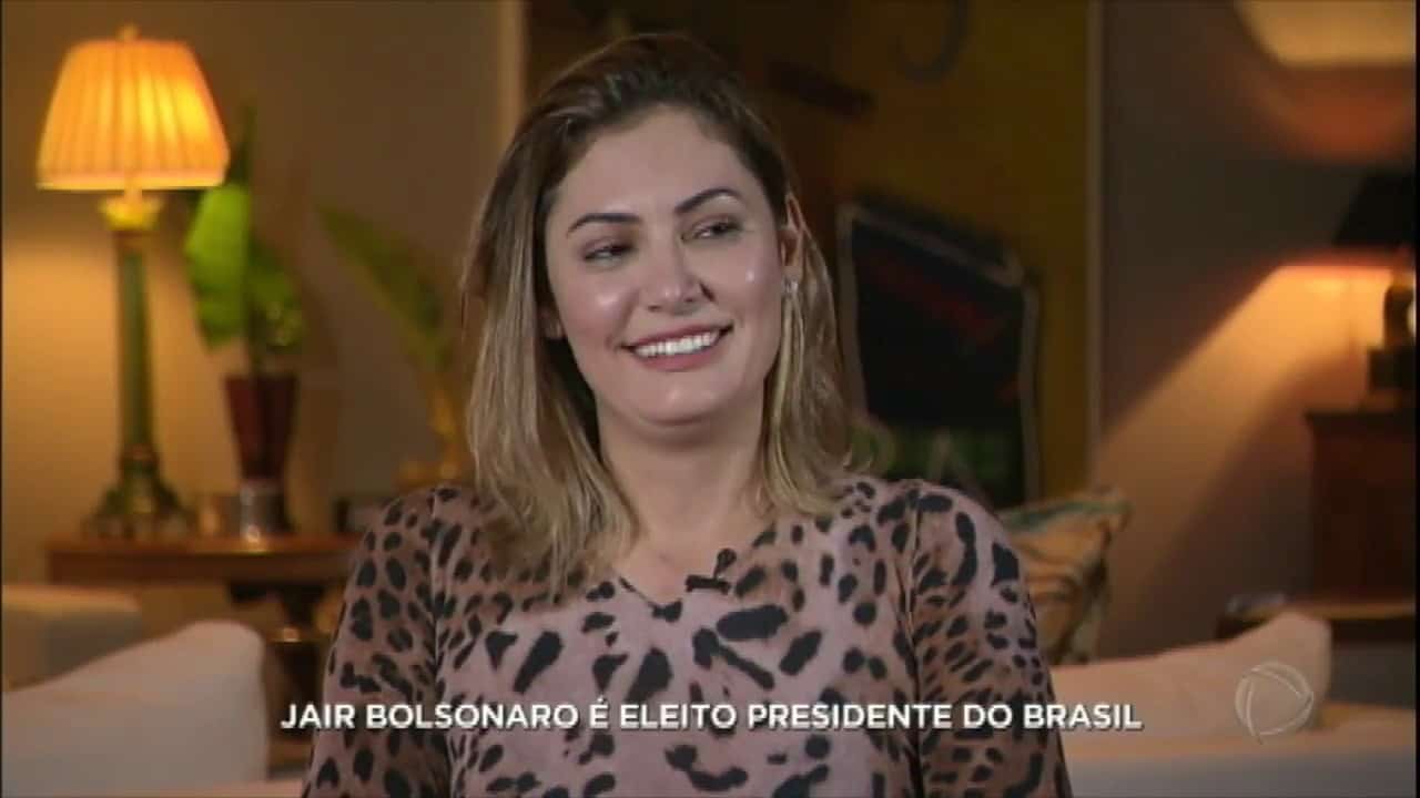 Esposa de Bolsonaro comete gafe e é confrontada por comediante