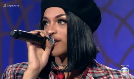 Pabllo Vittar chora muito ao encontrar com irmã gêmea no “Encontro”