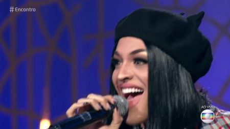 Pabllo Vittar solta palavrão no “Encontro” e internet não perdoa