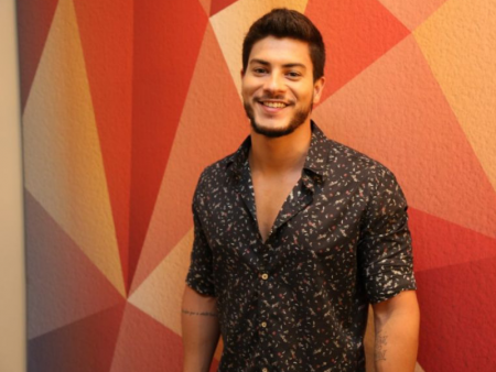 Arthur Aguiar compartilha momento fofo com a filha