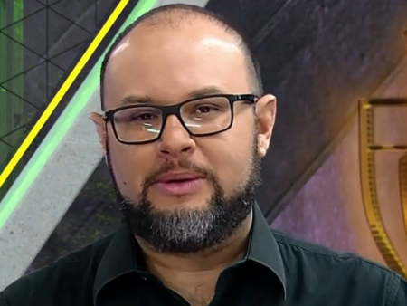 Narrador da RedeTV! manda abraço para espectador “safadjenho” durante jogo