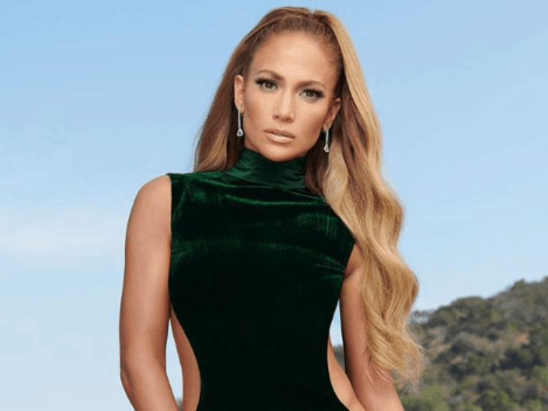Super ousada, Jennifer Lopez posa seminua e exibe corpão aos 49 anos
