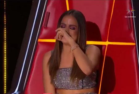 Anitta chora muito ao lembrar de drama familiar no “The Voice” mexicano