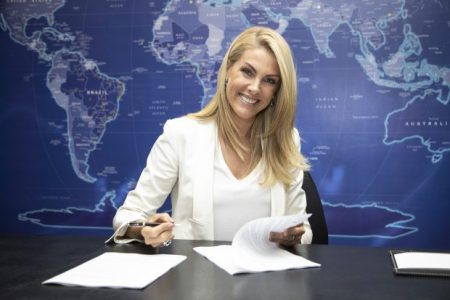 Record renova contrato de Ana Hickmann por mais três anos