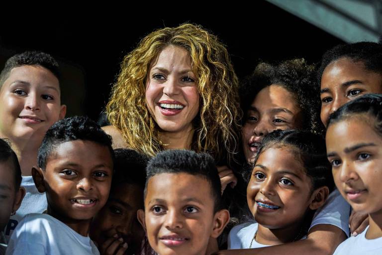 Shakira constrói escolas e beneficia milhares de crianças carentes na Colômbia