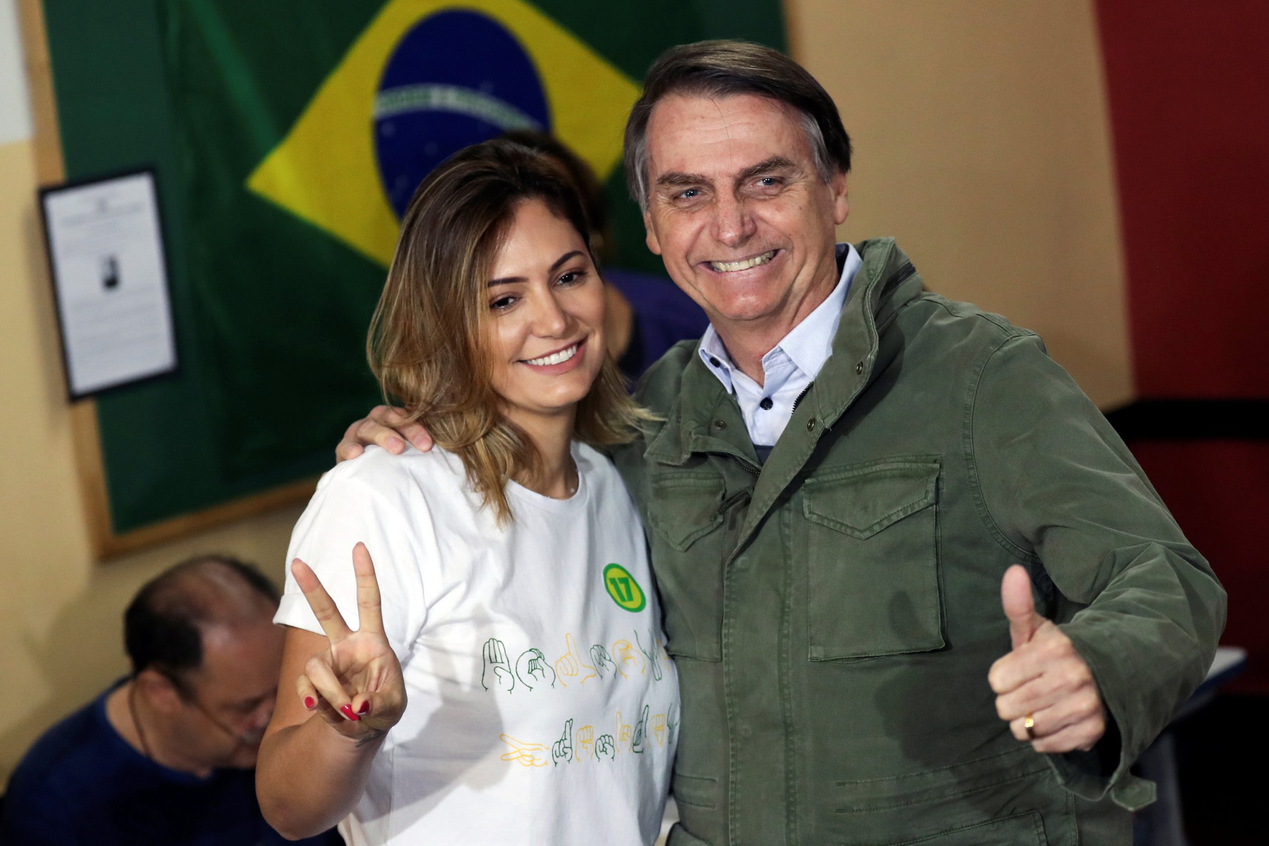 Michelle Bolsonaro abre Instagram e revela intimidade com o presidente