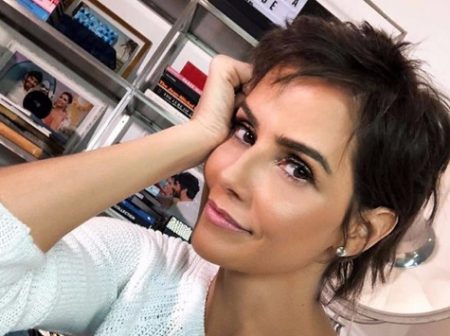 Deborah Secco radicaliza no visual e platina o cabelo