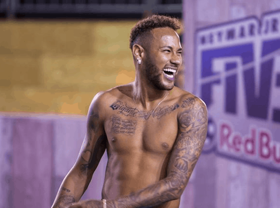Neymar Jr cai no funk em Paris e detalhe chama a atenção