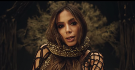 Deitada com cobras, Anitta lança novo clipe