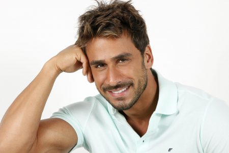 Júlio Rocha anuncia novidades e comemora