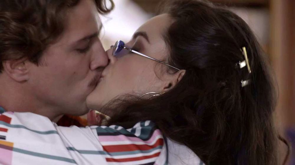 “Espelho da Vida”: Mariane e Mauro dão beijão em “namoro fake”