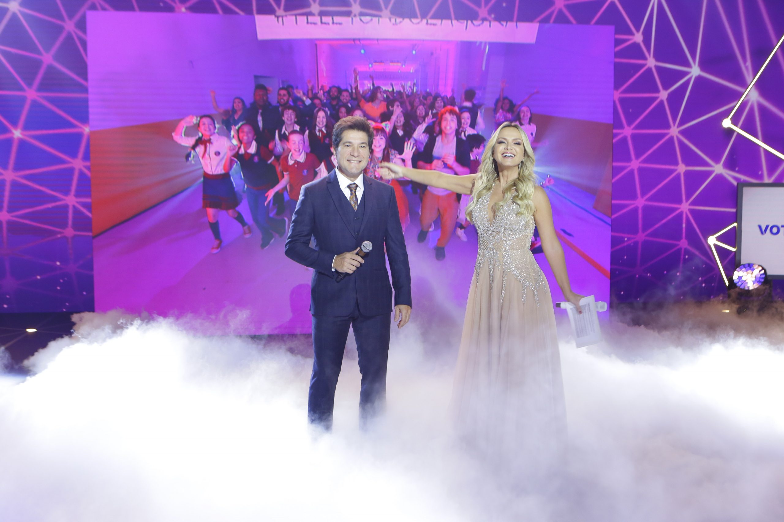 Ivete, Eliana e Daniel abrem o Teleton 2018 cantando sucesso de Roberto Carlos