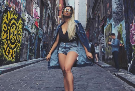 Visual de Lexa chama atenção em ensaio de escola de samba