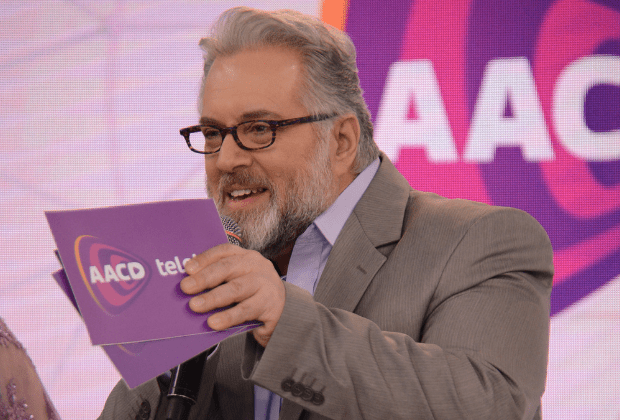 Leão Lobo critica decisão do SBT e diz que emissora vai demitir mais funcionários
