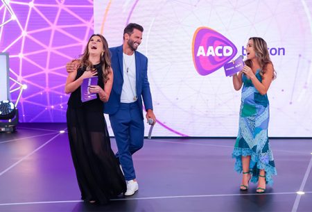Tá rolando? Henri Castelli segue Rebeca Abravanel após clima no Teleton