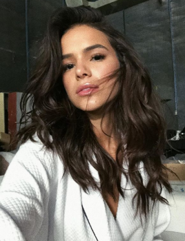 Bruna Marquezine exibe bronzeado e chama a atenção de famosos e fãs