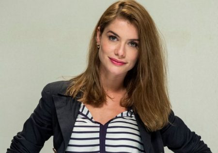 Alinne Moraes se empolga em protesto contra Bolsonaro e destrói panela