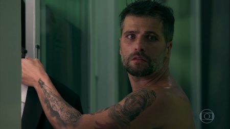 Bruno Gagliasso aparece sem camisa em “O Sétimo Guardião” e detalhe chama a atenção