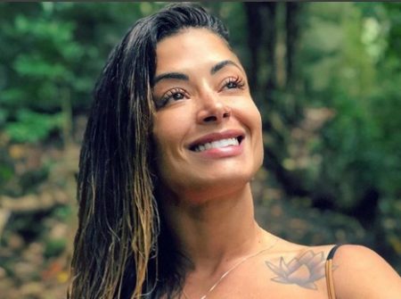 Solteira, Aline Riscado manda indireta em rede social