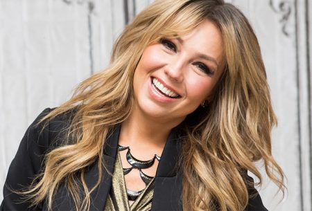Thalía se encontra com Anitta e rebola em cima de mesa