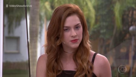 Ao vivo, Sophia Abrahão cria mal-estar entre protagonistas de “Espelho da Vida”