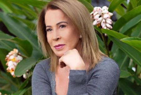 Zilu Camargo posa ao lado do primeiro neto e web se encanta