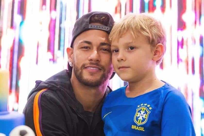 Filho de Neymar usa roupa avaliada em R$ 4 mil durante viagem