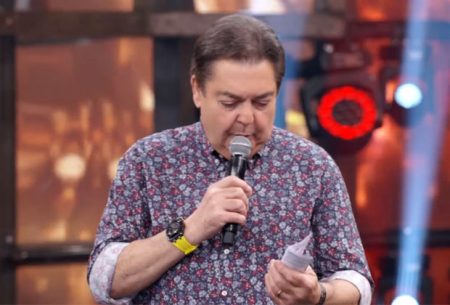 Faustão quebra regra da Globo e anuncia atriz da Record em prêmio