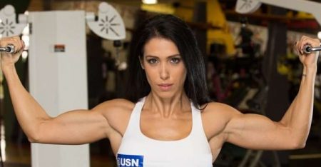 Bella Falconi exibe corpão e mostra antes e depois da gravidez