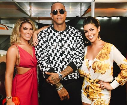 Léo Santana e Lorena Improta beijam muito – e deixam Vivian Amorim de “vela”